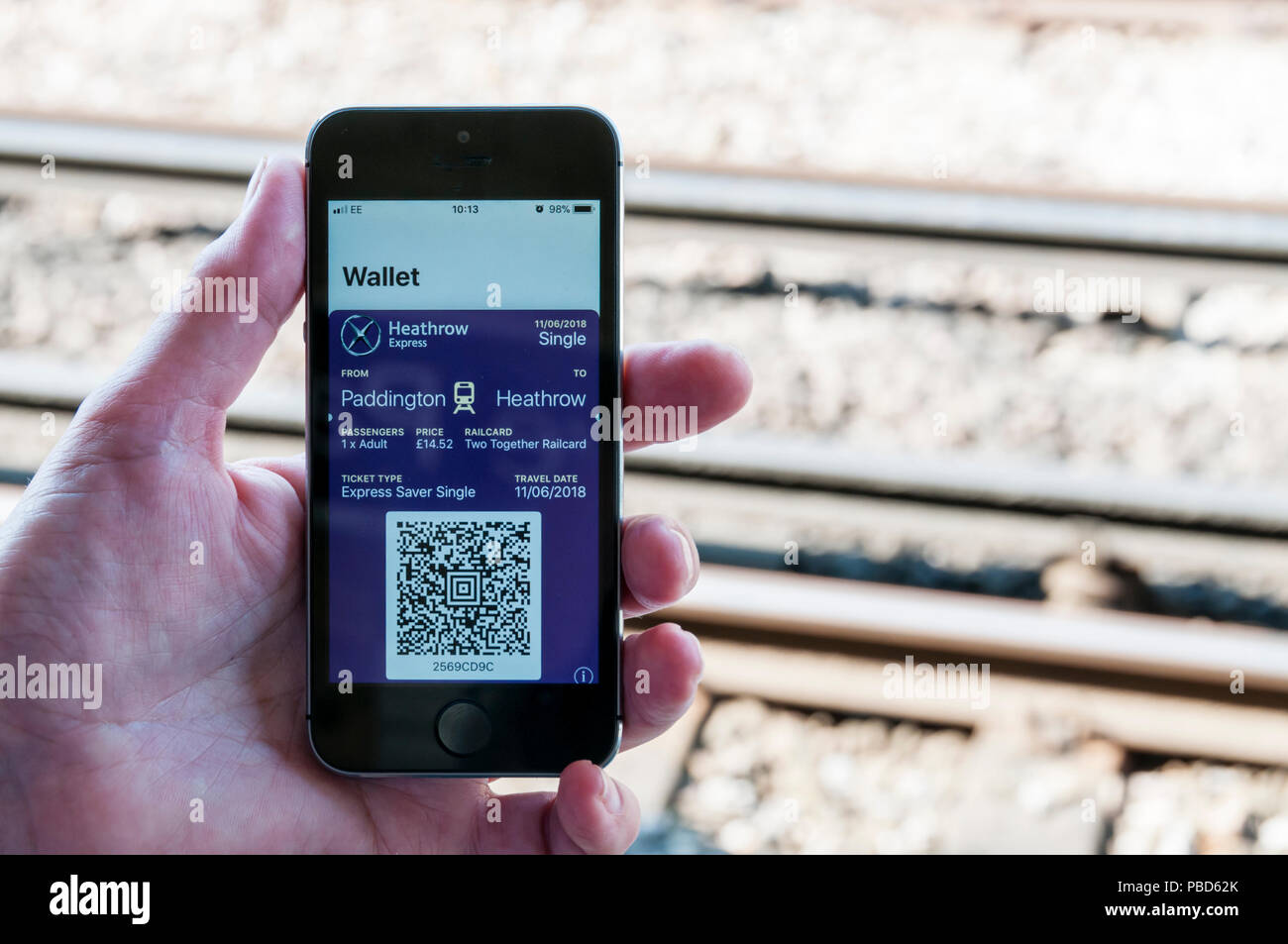 Wallet app sur iphone montrant QR code pour les billets de train sur le train Heathrow express entre Paddington et Heathrow. Banque D'Images