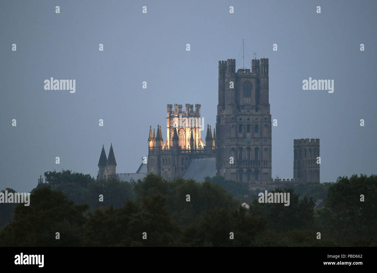 Les nuages au-dessus de la cathédrale d'Ely à Cambridgeshire obscurcissent une vue sur la « lune de sang », la plus longue éclipse lunaire du siècle qui voit le satellite naturel de la Terre devenir rouge de sang. Banque D'Images