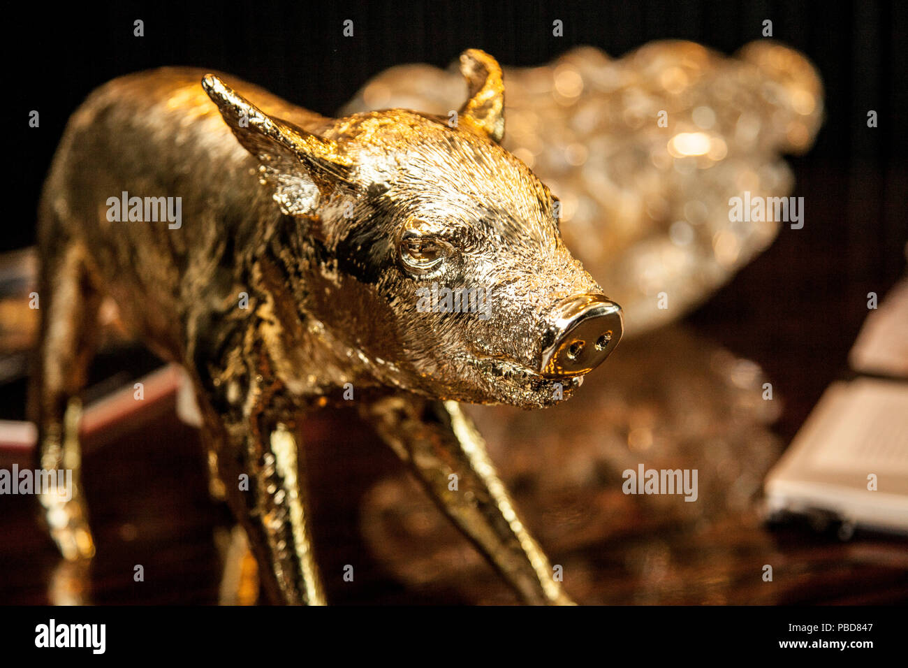 Vieux cochon décoratif debout à une table décoration. Banque D'Images