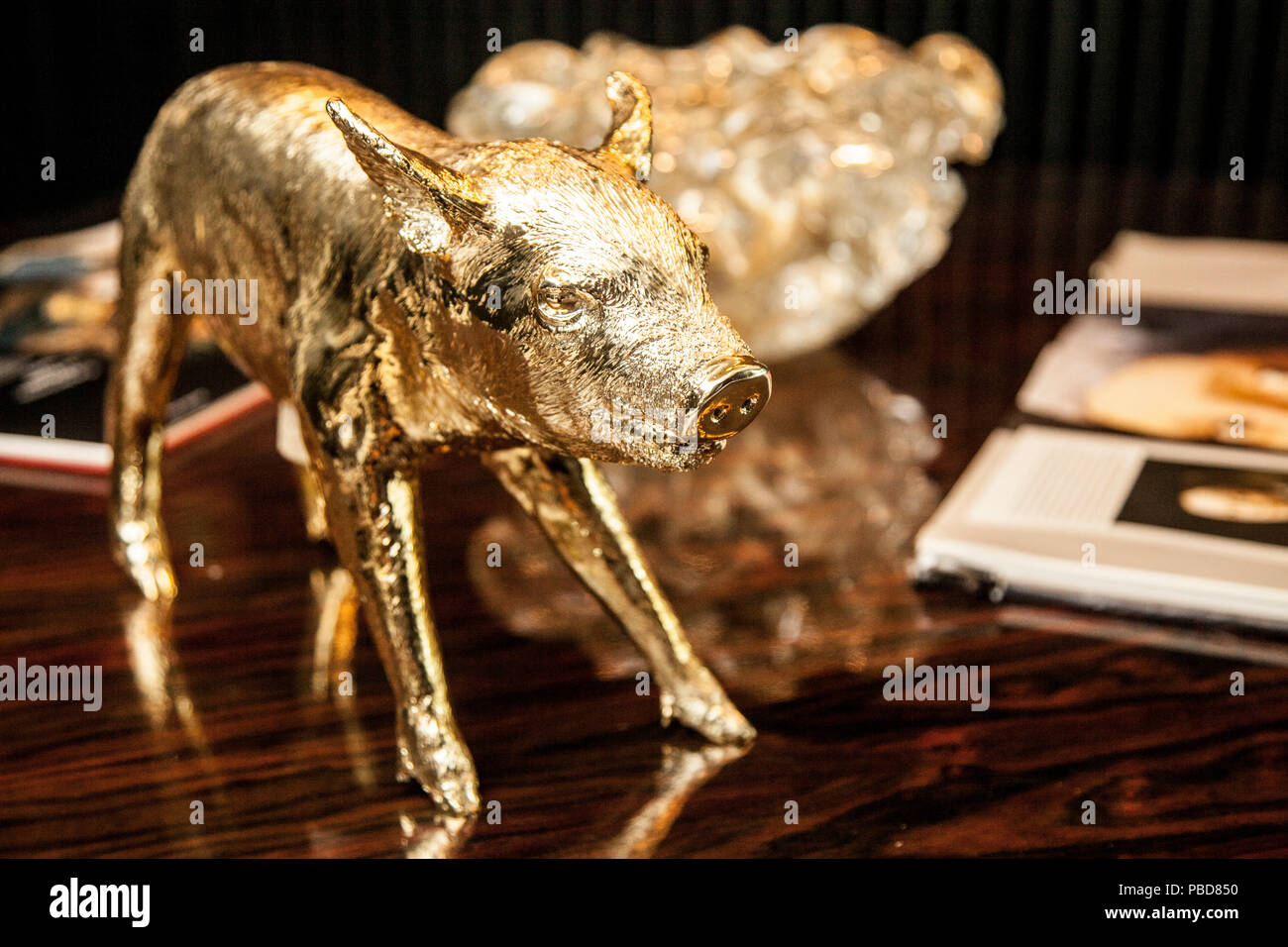 Vieux cochon décoratif debout à une table décoration. Banque D'Images