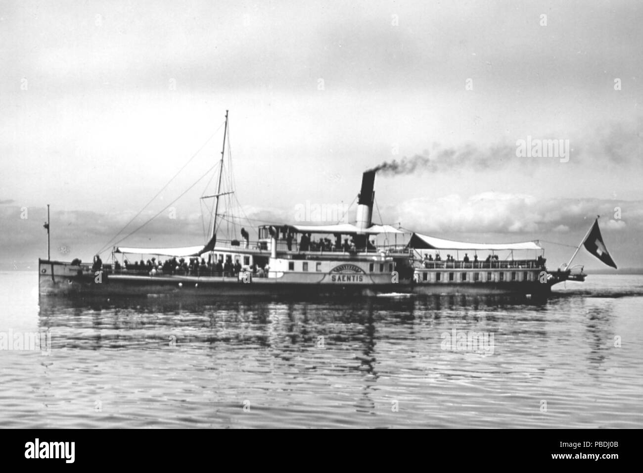 . Deutsch : 1892 nahm die das "Saentis NOB Halbsalonschiff" en exploitation. Dans Klipperbug 1905 wurde der Bauart senkrechte abgeändert, die Rotonde auf dem Vorschiff Steuerhaus vergrößert und ein neues errichtet. Kesselfeuerung 1920 wurde die bereits auf Öl umgestellt. Nach der Ausmusterung Das Schiff wurde 1933 in der Seemitte versenkt. vers 1910 1302 Saentis SD Banque D'Images