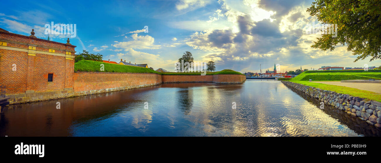 Paysage panoramique avec remparts, douves en eau du château de Kronborg et ville au coucher du soleil. Elseneur, Danemark Banque D'Images