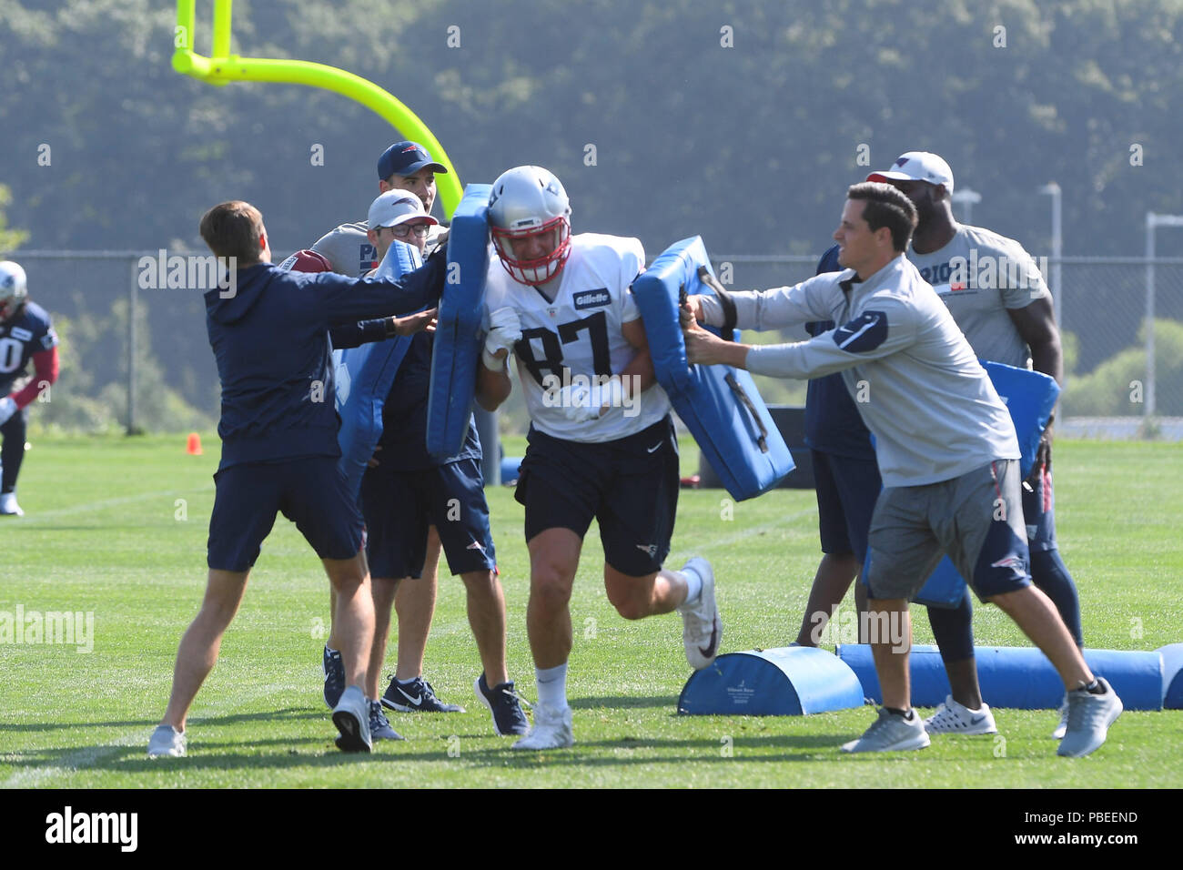 Foxborough, Massachusetts, USA. 27 juillet, 2018. New England Patriots Rob Gronkowski fin serré (87) fait un foret avec la New England Patriots training camp qui a eu lieu sur le champs de pratique au stade Gillette, à Foxborough, Massachusetts. Eric Canha/CSM/Alamy Live News Banque D'Images