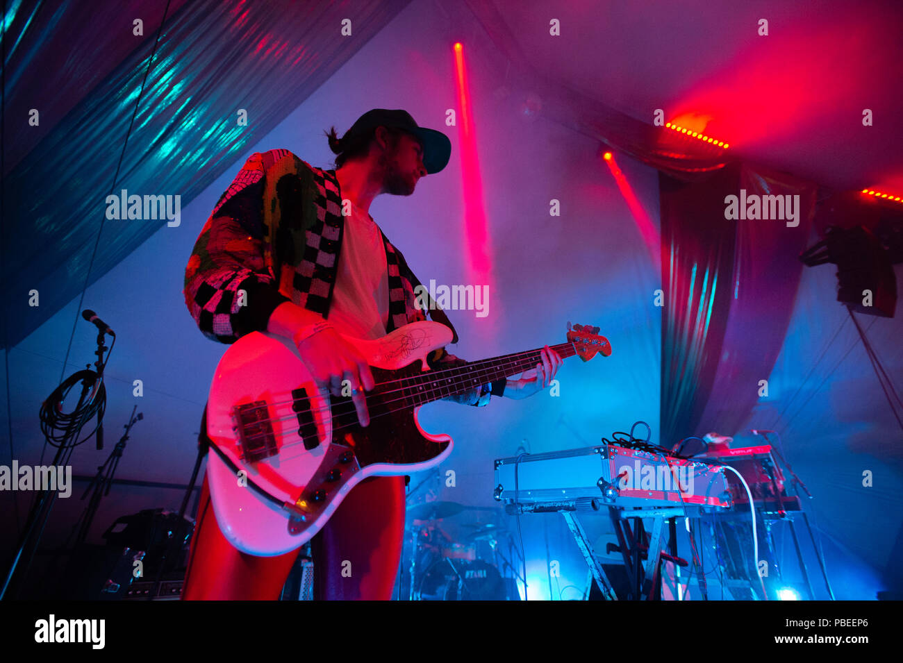 Festival WOMAD , UK, 27, juillet, 2018, l'âge de verre à l'exécution de Molly's Bar, Crédit : Guy Peterson/Alamy live news Banque D'Images