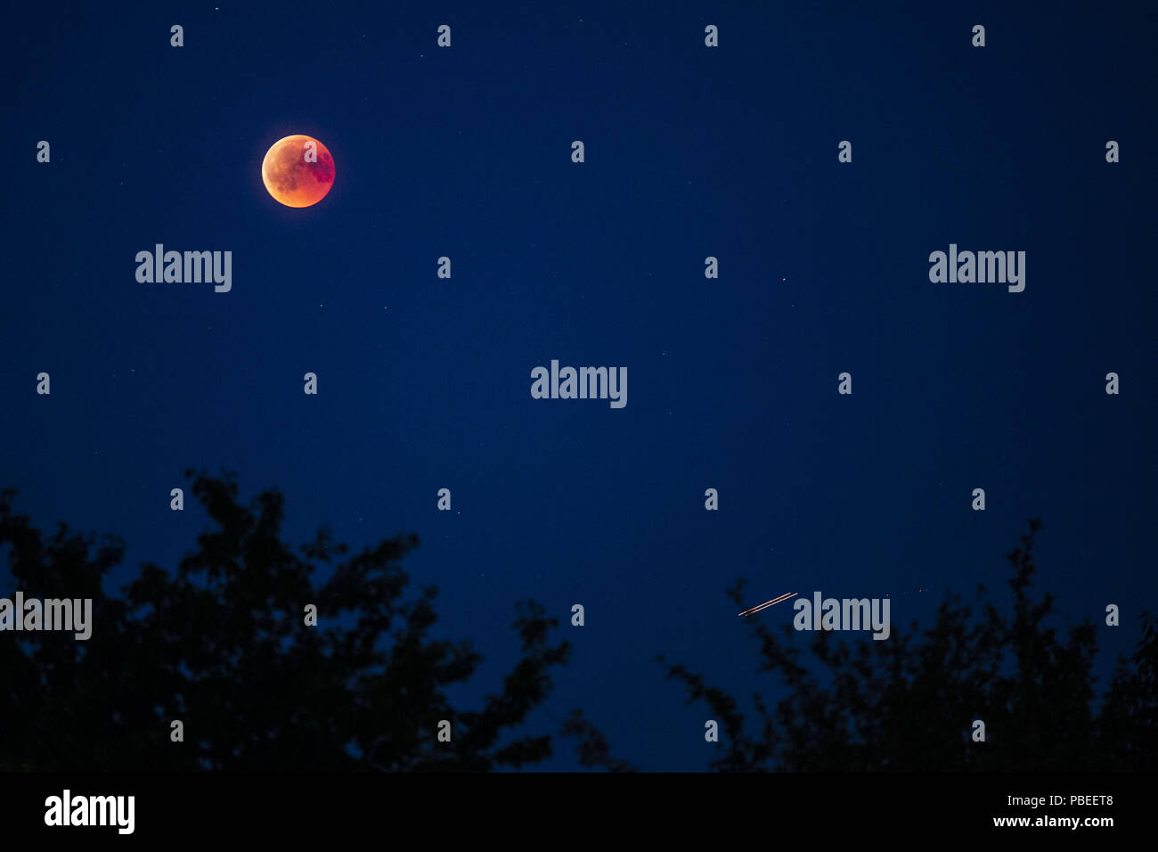 27 juillet 2018 - Salzgitter, Basse-Saxe, Allemagne - la plus longue éclipse lunaire totale du 21ème siècle arrive le 27 juillet 2018. Credit : Jannis Grosse/ZUMA/Alamy Fil Live News Banque D'Images