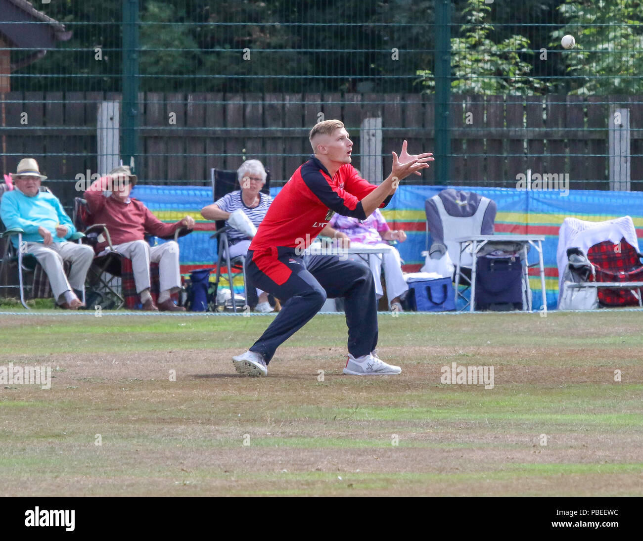 L'Irlande du Nord, Royaume-Uni. 27 juillet 2018. Le Livre vert, Comber, County Down. 27 juillet 2018. Finale de Coupe Waringstown Gallagher v CSIN. L'Waringstown Andrew Mitchell a pris cette capture à rejeter James Kennedy. Crédit David Hunter/Alamy Live News. Banque D'Images