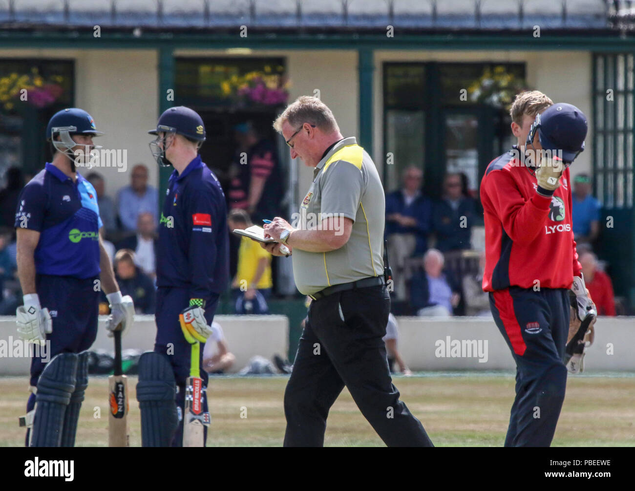 L'Irlande du Nord, Royaume-Uni. 27 juillet 2018. Le Livre vert, Comber, County Down. 27 juillet 2018. Finale de Coupe Waringstown Gallagher (rouge) v CSIN (bleu). Crédit David Hunter/Alamy Live News. Banque D'Images