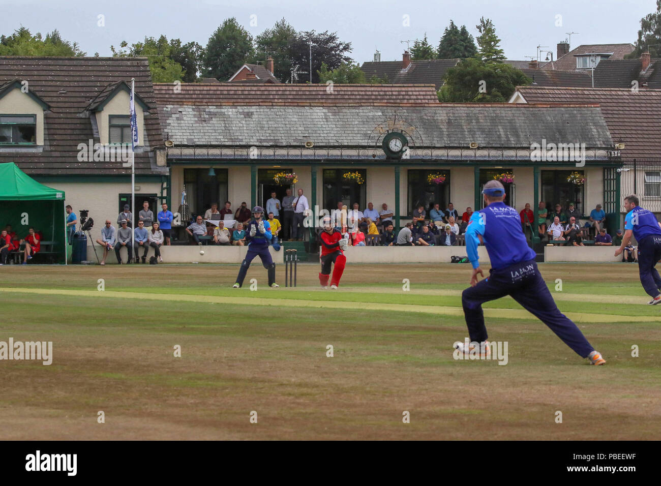 L'Irlande du Nord, Royaume-Uni. 27 juillet 2018. Le Livre vert, Comber, County Down. 27 juillet 2018. Finale de Coupe Waringstown Gallagher (rouge) v CSIN (bleu).Crédit : David Hunter/Alamy Live News. Banque D'Images