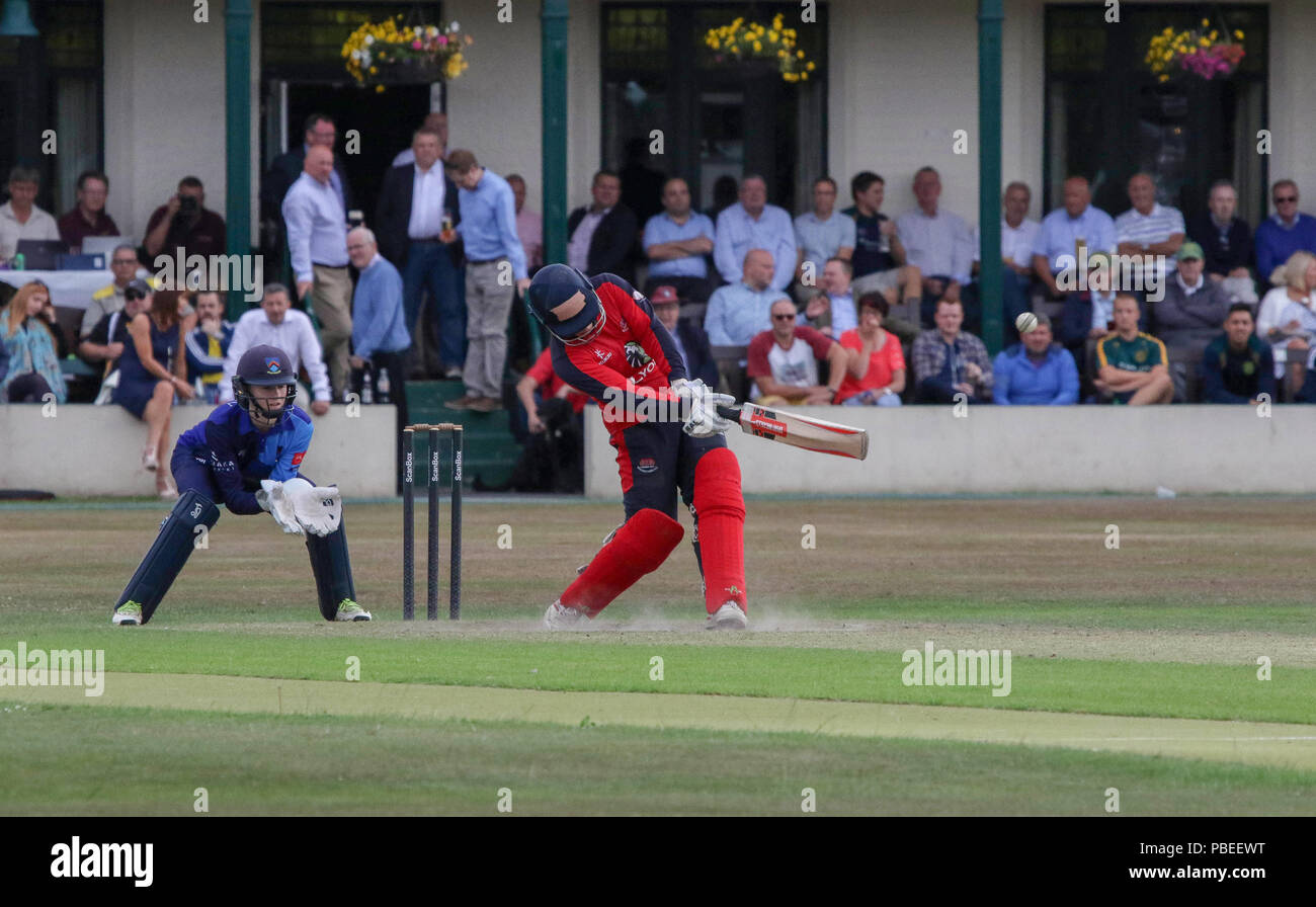 L'Irlande du Nord, Royaume-Uni. 27 juillet 2018. Le Livre vert, Comber, County Down. 27 juillet 2018. Finale de Coupe Waringstown Gallagher v CSIN. Un autre six essais pour Adam Dennison qui fait pas comme Waringstwon 145 gagnés par six guichets. Crédit : David Hunter/Alamy Live News. Banque D'Images