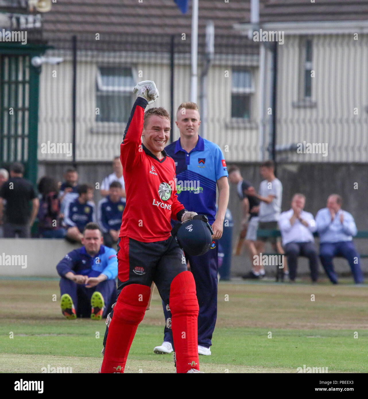 L'Irlande du Nord, Royaume-Uni. 27 juillet 2018. Le Livre vert, Comber, County Down. 27 juillet 2018. Finale de Coupe Waringstown Gallagher v CSIN. Délice pour Adam Dennison après son Waringstown 145 pas vu gagner la finale. Crédit David Hunter/Alamy Live News. Banque D'Images