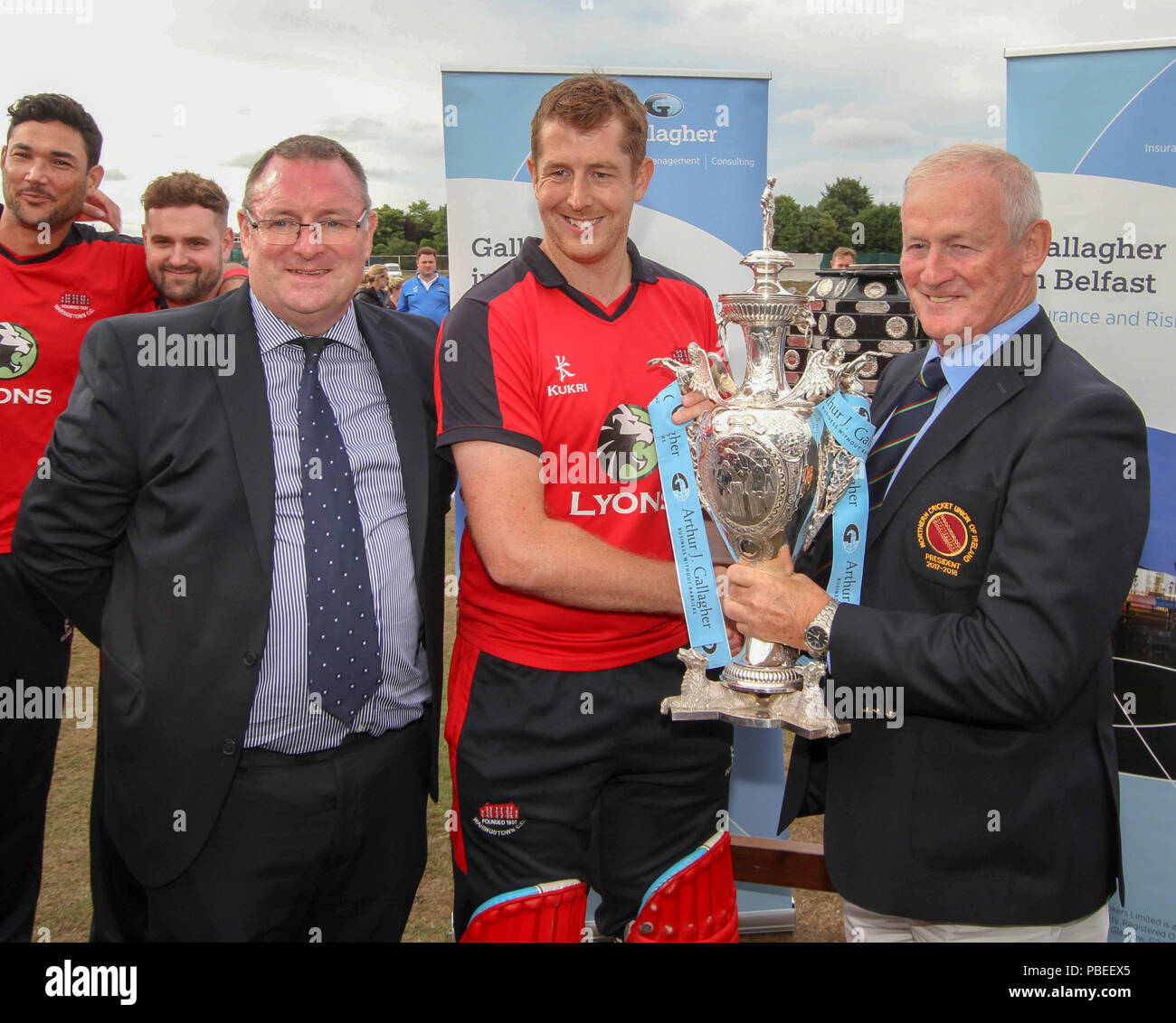 L'Irlande du Nord, Royaume-Uni. 27 juillet 2018. Le Livre vert, Comber, County Down. 27 juillet 2018. Finale de Coupe Waringstown Gallagher v CSIN. Waringstwon le capitaine Greg Thompson reçoit la coupe de l'UNC Président Clarence HIles (droite) et Neil Hunter (Gallagher Belfast (gauche)). Crédit David Hunter/Alamy Live News. Banque D'Images