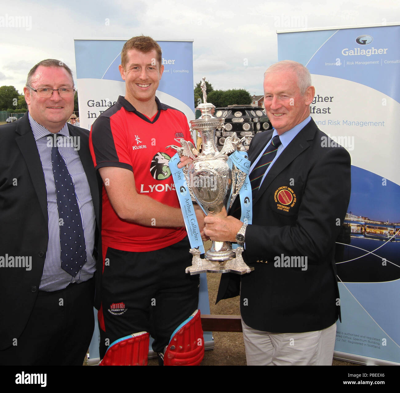 L'Irlande du Nord, Royaume-Uni. 27 juillet 2018. Le Livre vert, Comber, County Down. 27 juillet 2018. Finale de Coupe Waringstown Gallagher v CSIN. (L-R) Neil Hunter (Gallagher - Belfast) Waringstown le capitaine Greg Thompson et UNC Président Clarence Hiles. Crédit : David Hunter/Alamy Live News. Banque D'Images