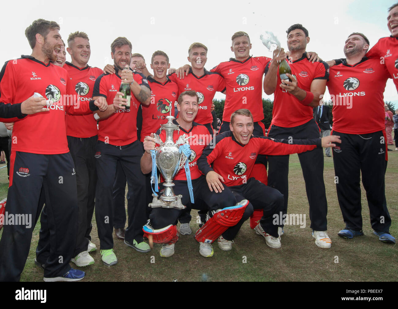 L'Irlande du Nord, Royaume-Uni. 27 juillet 2018. Le Livre vert, Comber, County Down. 27 juillet 2018. Finale de Coupe Waringstown Gallagher v CSIN. Waringstown célèbrent leur victoire de la coupe. Crédit David Hunter/Alamy Live News. Banque D'Images