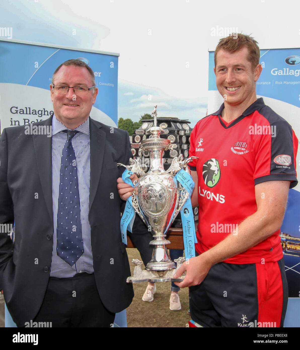 L'Irlande du Nord, Royaume-Uni. 27 juillet 2018. Le Livre vert, Comber, County Down. 27 juillet 2018. Finale de Coupe Waringstown Gallagher v CSIN. Neil Hunter Gallagher (Belfast) et Waringstown le capitaine Greg Thompson. Crédit David Hunter/Alamy Live News. Banque D'Images