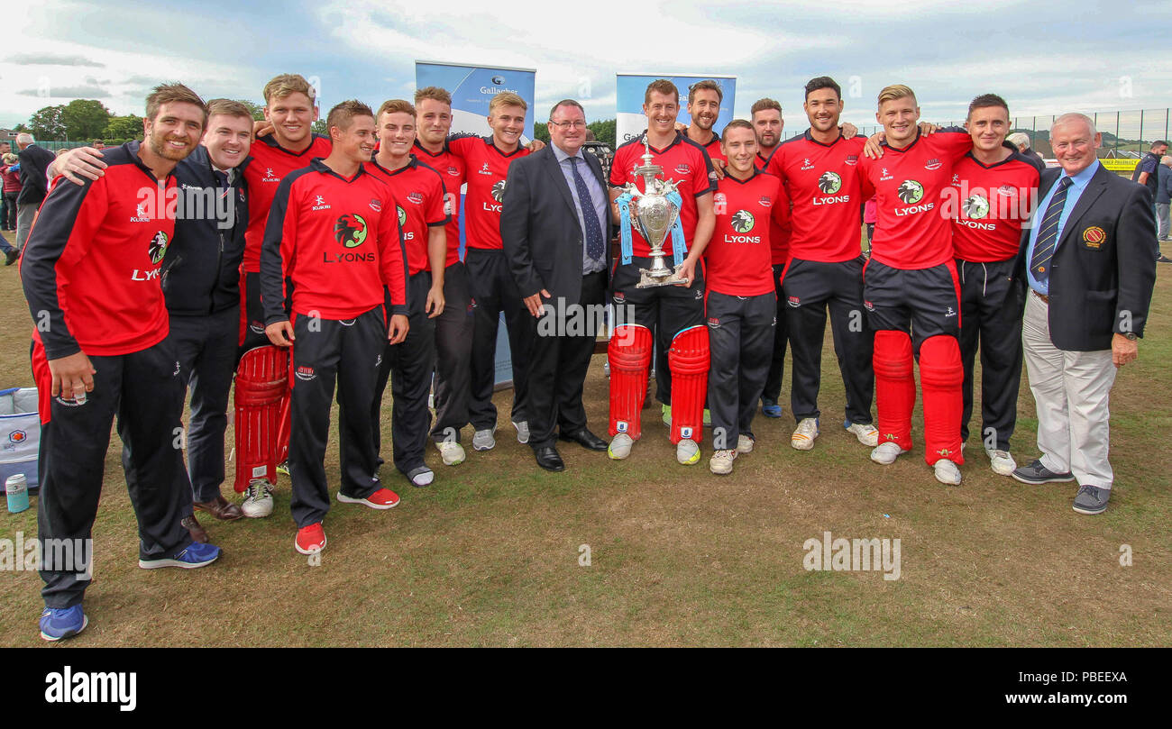 L'Irlande du Nord, Royaume-Uni. 27 juillet 2018. Le Livre vert, Comber, County Down. 27 juillet 2018. Finale de Coupe Waringstown Gallagher v CSIN. Waringstown avec la coupe. Crédit David Hunter/Alamy Live News. Banque D'Images