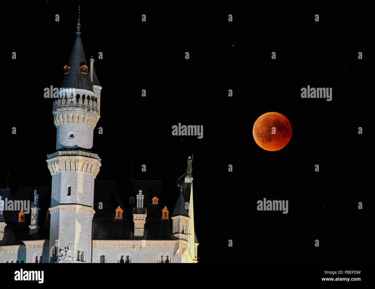 Hohenschwangau, Allemagne. 27 juillet 2018. Une éclipse lunaire, Lune de sang dans le ciel au château de Neuschwanstein (construit par le roi Louis II, 2ème, vu à Hohenschwangau près de Füssen, en Bavière, Allemagne, le 27 juillet 2018. La lune déplacé dans l'ombre de la terre. Avec 1 heure, 43 minutes, son la plus longue éclipse lunaire au 21ème siècle, © Peter Schatz / Alamy Live News Banque D'Images