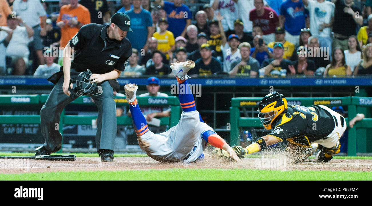 Pittsburgh, USA. 27 juillet, 2018. Le voltigeur des Mets de New York Michael Conforto (30) bat Pittsburgh Pirates catcher Elias Diaz (32) à l'accueil plaque dans leur jeu à Pittsburgh, USA. Brent Clark/CSM/Alamy Live News Banque D'Images