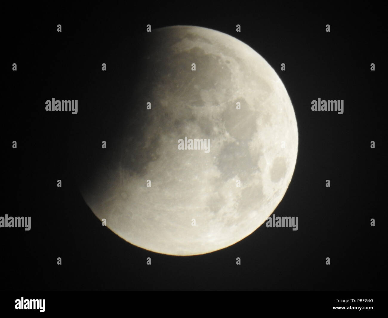 Guizhou Guizhou,Chine,28,juillet 2018. À 2 heures ce matin, la fête astronomique du siècle - la plus longue éclipse lunaire totale apparaît à l'horizon. Costfoto:Crédit/Alamy Live News Banque D'Images