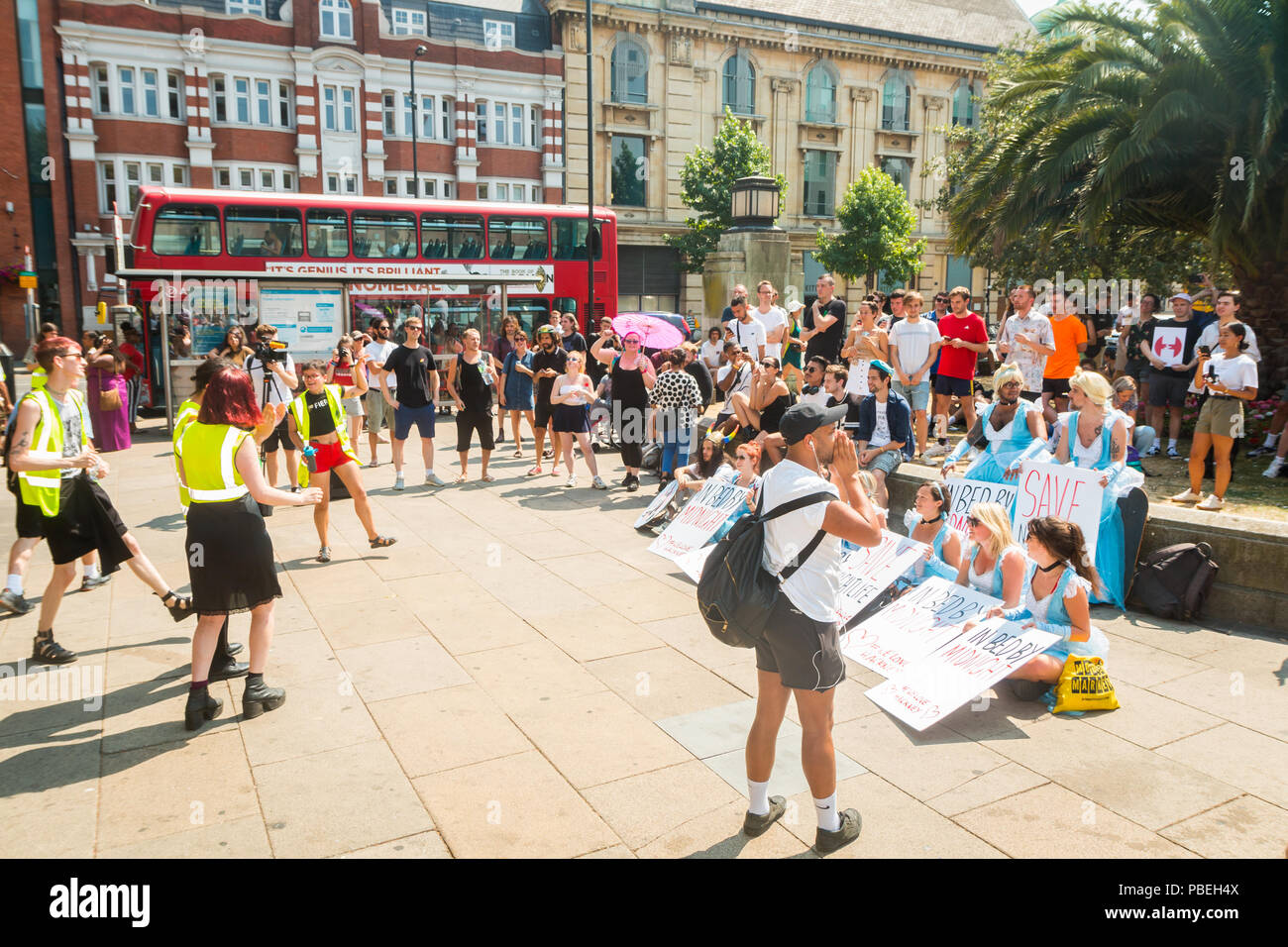 Londres, Royaume-Uni. 27 juillet, 2018. Fêtards protester contre de nouvelles règles de délivrance de l'extérieur de ville de Hackney Crédit : Zefrog/Alamy Live News Banque D'Images