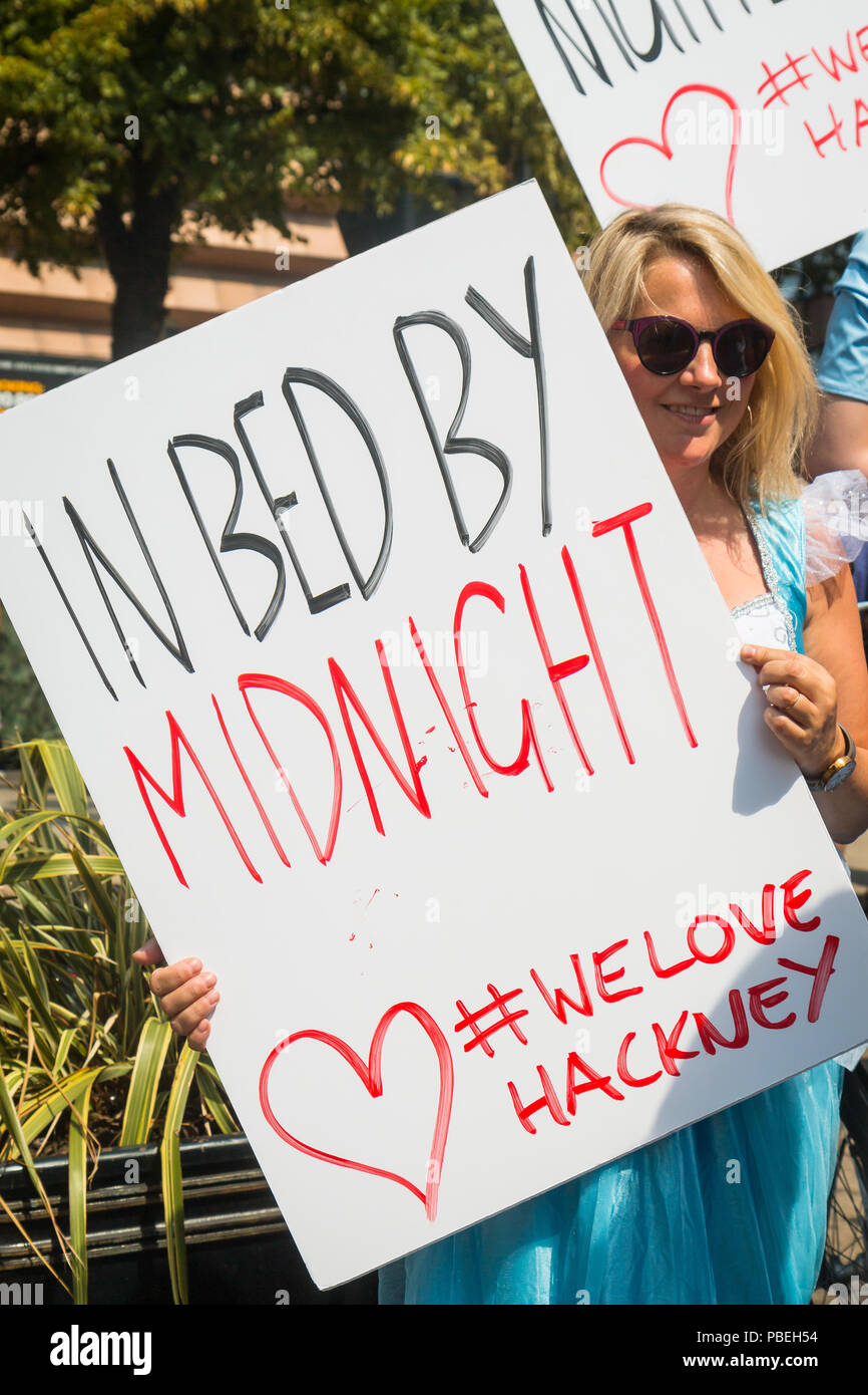 Londres, Royaume-Uni. 27 juillet, 2018. Fêtards protester contre de nouvelles règles de délivrance de l'extérieur de ville de Hackney Crédit : Zefrog/Alamy Live News Banque D'Images