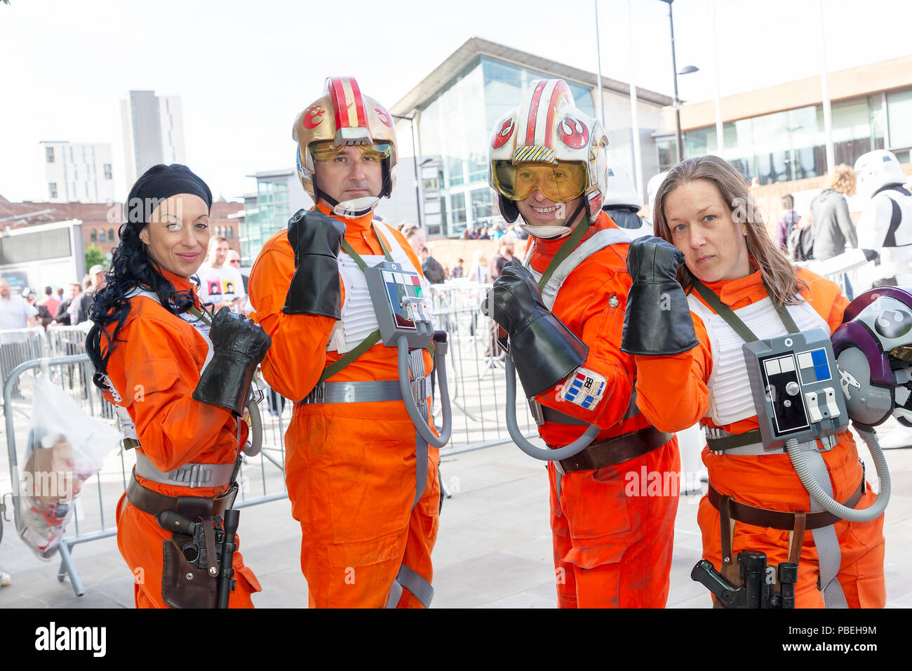28 juillet 2018 - Au milieu d'une sécurité optimale en réponse aux récents événements dans la région de Manchester, Manchester Central a ouvert ses portes à la bande dessinée de Manchester.Con. Une attention particulière a été accordée à la "armes" qui les centaines de super héros fans ont apporté avec eux d'avoir une journée de plaisir, d'acheter quelques nouvelles bd et voir et avoir des photos prises avec leurs acteurs préférés et de les écouter comme ils ont été interviewés dans l'une des nombreuses étapes Banque D'Images