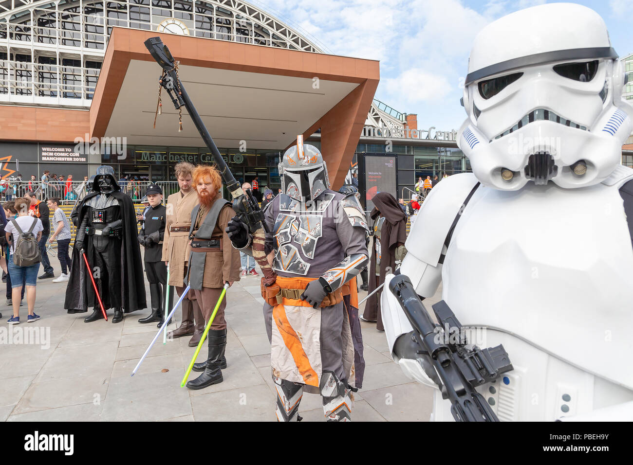28 juillet 2018 - Au milieu d'une sécurité optimale en réponse aux récents événements dans la région de Manchester, Manchester Central a ouvert ses portes à la bande dessinée de Manchester.Con. Une attention particulière a été accordée à la "armes" qui les centaines de super héros fans ont apporté avec eux d'avoir une journée de plaisir, d'acheter quelques nouvelles bd et voir et avoir des photos prises avec leurs acteurs préférés et de les écouter comme ils ont été interviewés dans l'une des nombreuses étapes Banque D'Images