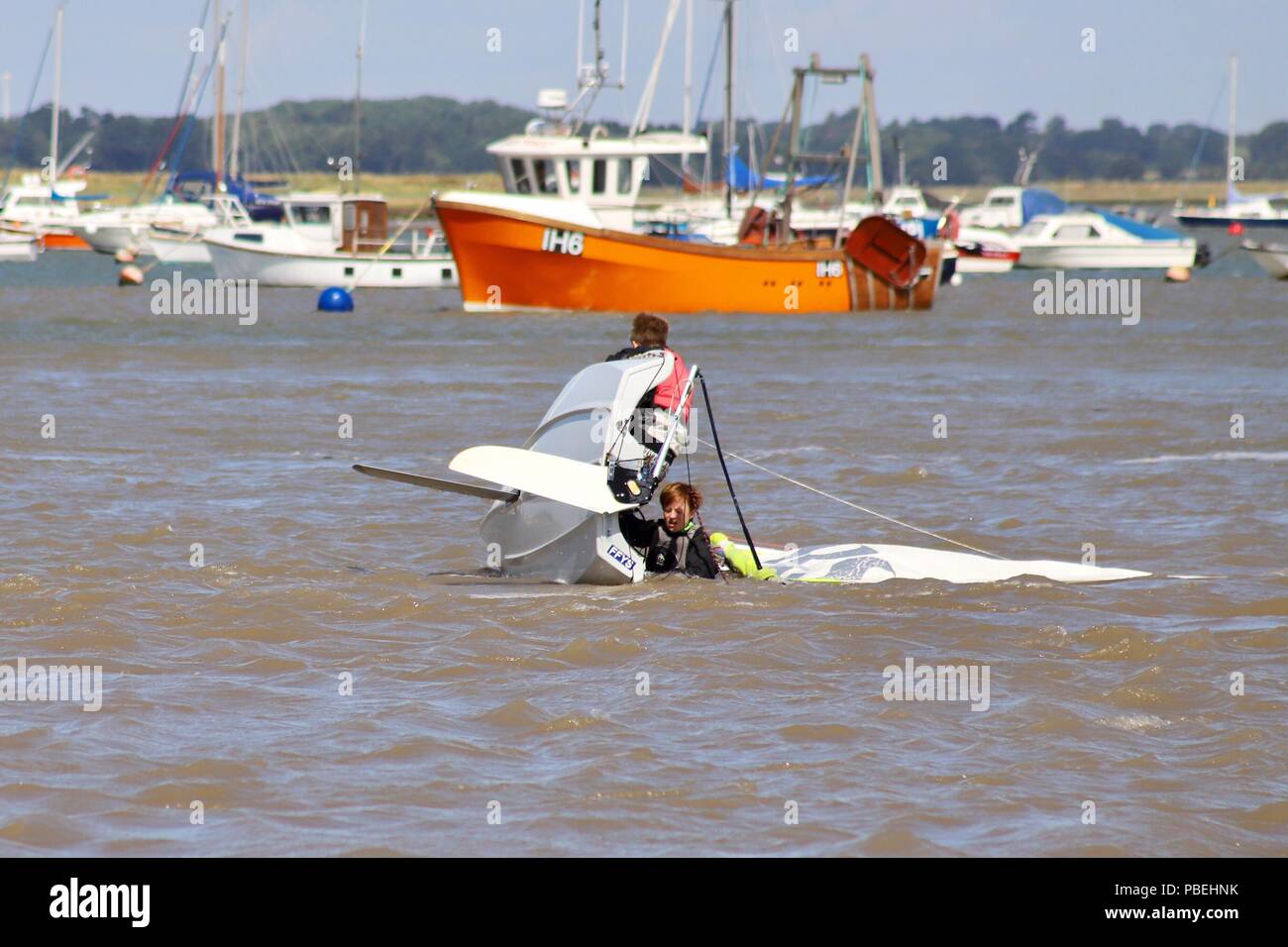 Suffolk, UK. 28 juillet 2018. Météo France : Canot marins aux prises avec de fortes rafales de vent ce matin sur la rivière Deben à Felixstowe Ferry, Suffolk. Credit : Angela Chalmers/Alamy Live News Banque D'Images