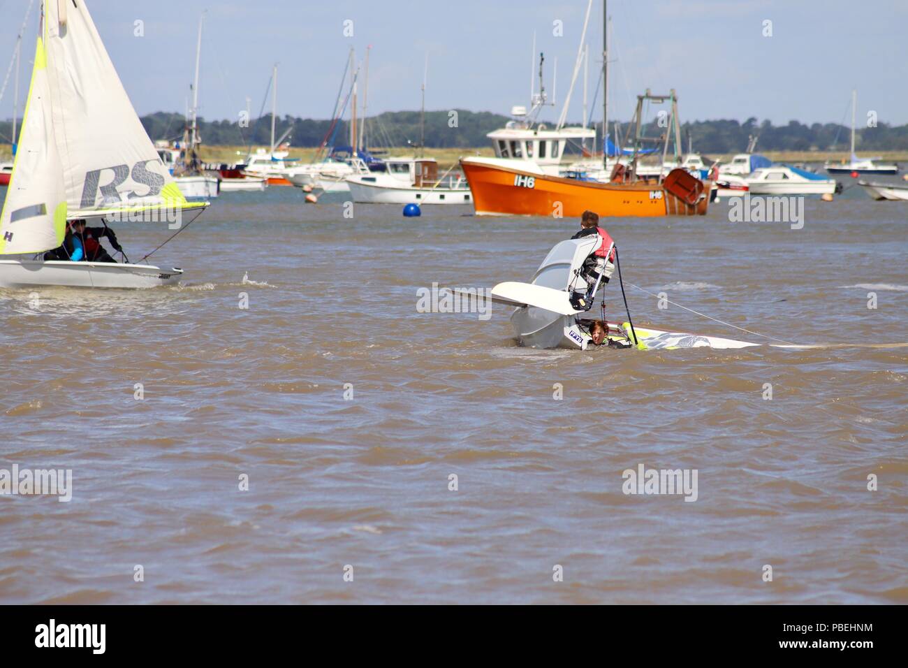 Suffolk, UK. 28 juillet 2018. Météo France : Canot marins aux prises avec de fortes rafales de vent ce matin sur la rivière Deben à Felixstowe Ferry, Suffolk. Credit : Angela Chalmers/Alamy Live News Banque D'Images