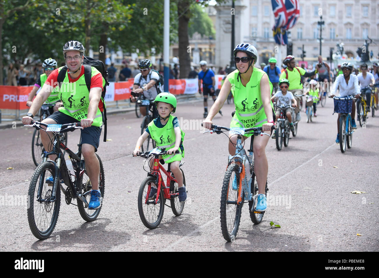 Londres, Royaume-Uni. 28 juillet 2018. Les membres du public à prendre part à la Prudential RideLondon FreeCycle, autour d'un 8 km dans le centre de la capitale, prenant en monuments célèbres, tels que le centre commercial et le palais de Buckingham, en route. L'événement fait partie de Prudential RideLondon's deux jours de célébration du vélo avec plus de 100 000 personnes participant au cours de la fin de semaine. Utilisation éditoriale [seulement] Crédit : Stephen Chung / Alamy Live News Banque D'Images