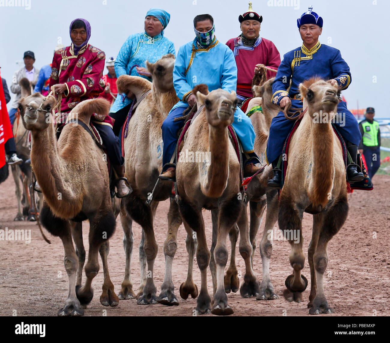 Sunan, Province de Gansu en Chine. 28 juillet, 2018. Les gens sont à prendre part à une course de chameaux au cours d'une réunion traditionnelle des minorités ethniques sports tient à un hippodrome dans Sunan Yugur comté autonome du nord-ouest de la Chine, la province de Gansu, le 28 juillet 2018. Credit : Wang Jiang/Xinhua/Alamy Live News Banque D'Images