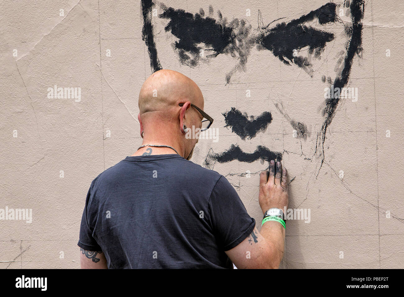 Bristol, Royaume-Uni. 28 juillet, 2018. L'artiste est représenté à Bedminster alors qu'il commence à créer ses œuvres pour le festival. Upfest qui se déroule sur trois jours est le plus important d'Europe gratuitement, street art & graffiti festival et est maintenant dans sa dixième année. Credit : Lynchpics/Alamy Live News Banque D'Images