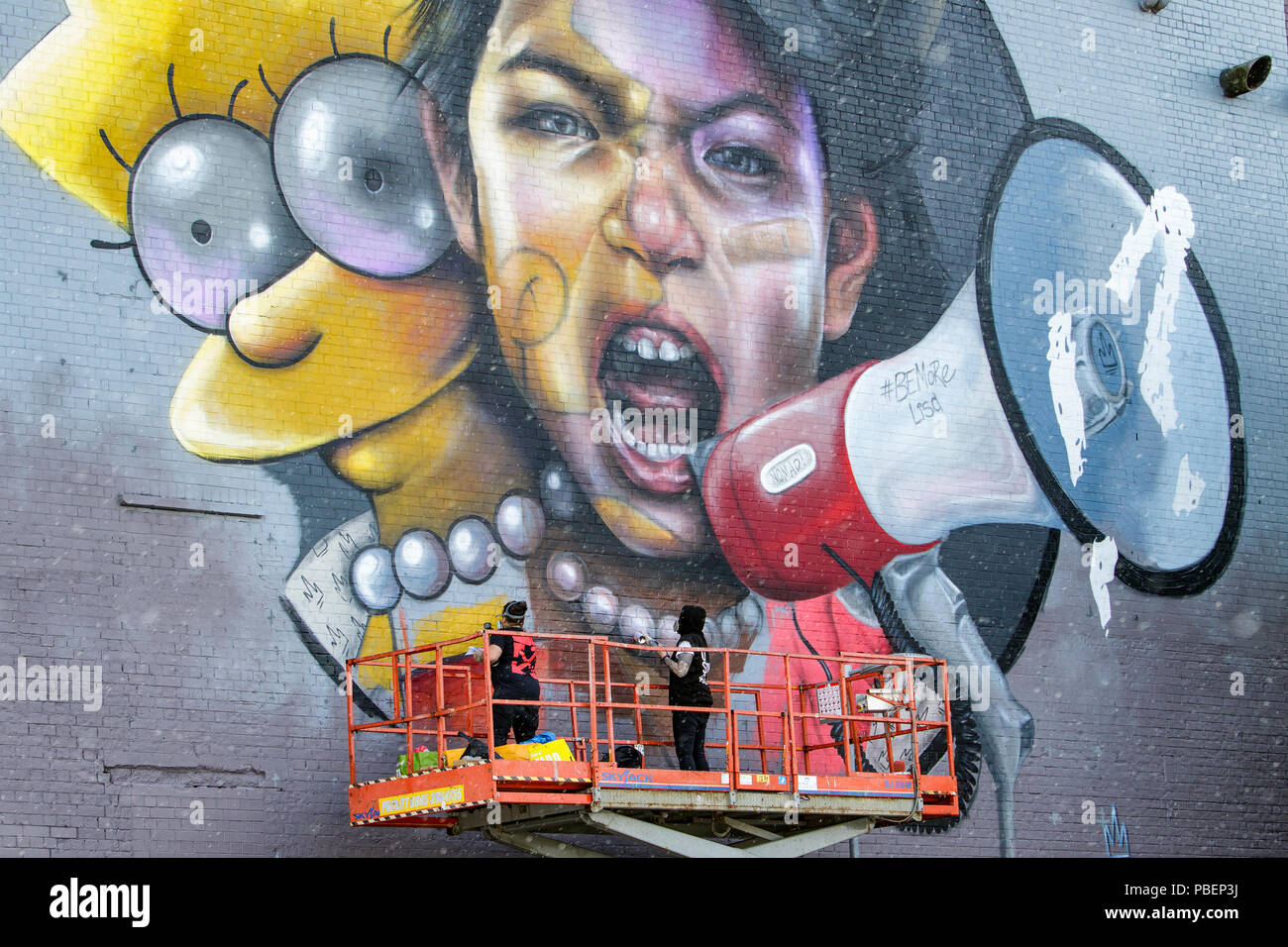 Bristol, Royaume-Uni. 28 juillet, 2018. Nomad Clan sont comme pitured ils créent un géant de l'oeuvre de taille moyenne avec Lisa Simpson sur le côté de l'usine de tabac à Bedminster. Upfest qui se déroule sur trois jours est le plus important d'Europe gratuitement, street art & graffiti festival et est maintenant dans sa dixième année. Credit : Lynchpics/Alamy Live News Banque D'Images