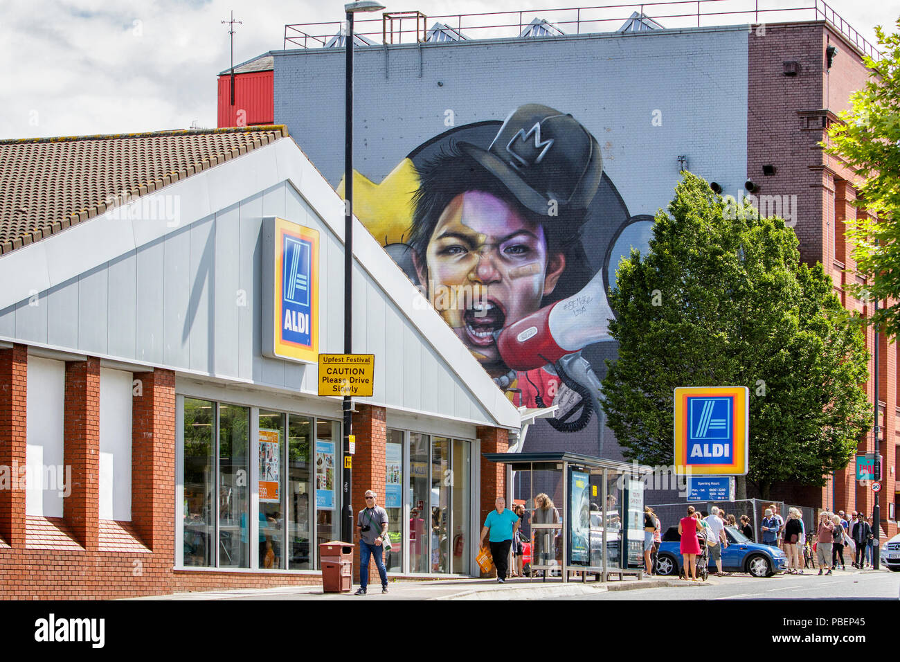 Bristol, Royaume-Uni. 28 juillet, 2018. Le Clan nomade d'art de taille géante avec Lisa Simpson sur le côté de l'usine de tabac est représenté à Bedminster. Upfest qui se déroule sur trois jours est le plus important d'Europe gratuitement, street art & graffiti festival et est maintenant dans sa dixième année. Credit : Lynchpics/Alamy Live News Banque D'Images