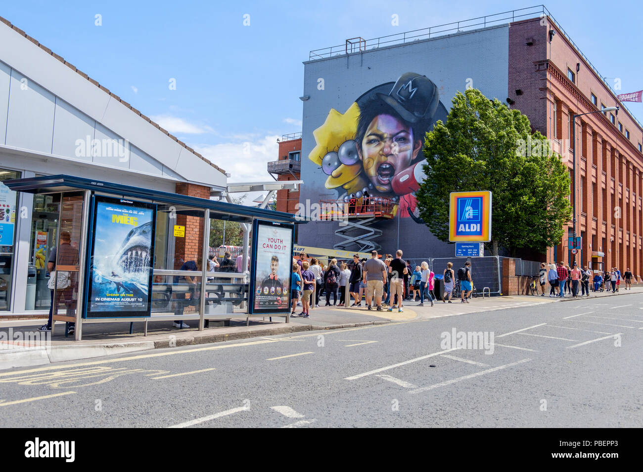 Bristol, Royaume-Uni. 28 juillet, 2018. Le Clan nomade d'art de taille géante avec Lisa Simpson sur le côté de l'usine de tabac est représenté à Bedminster. Upfest qui se déroule sur trois jours est le plus important d'Europe gratuitement, street art & graffiti festival et est maintenant dans sa dixième année. Credit : Lynchpics/Alamy Live News Banque D'Images
