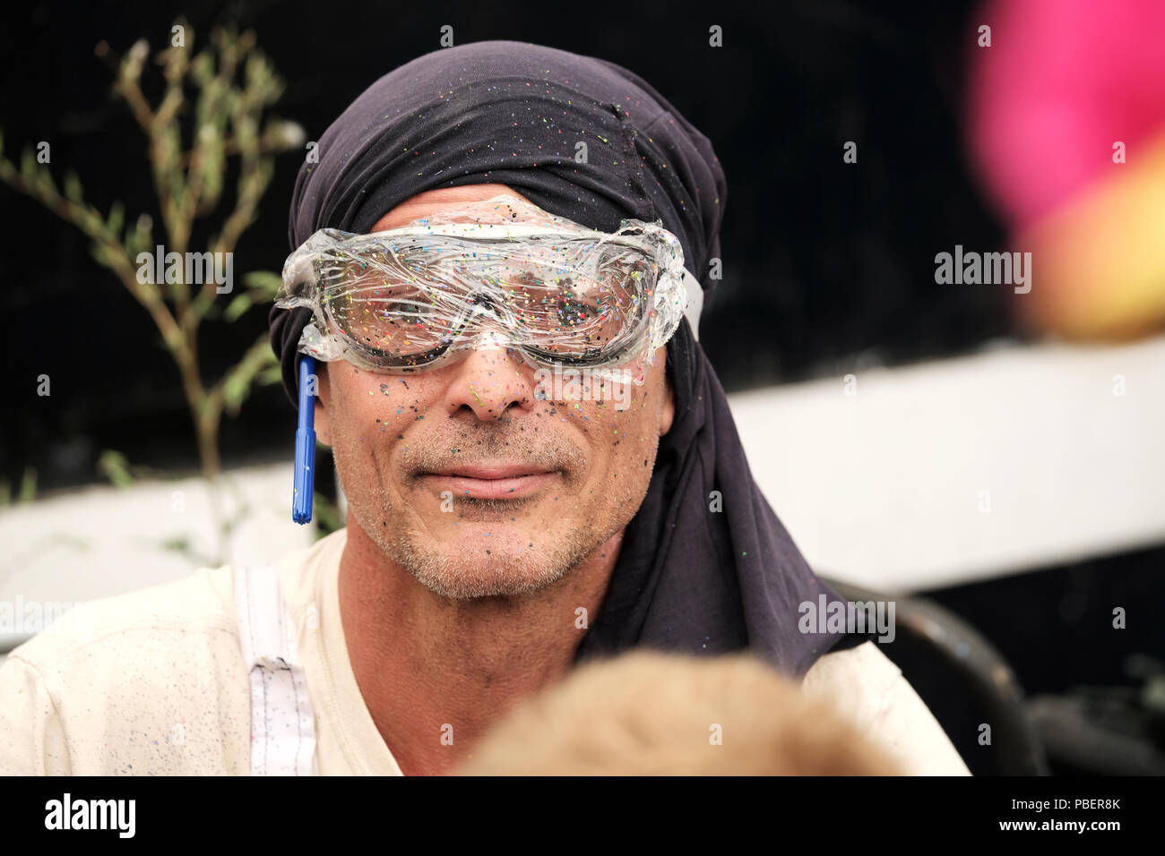 Bristol, Royaume-Uni. 28 juillet 2018. Un artiste de rue travaillant à todays Bristol Upfest. Le festival est le plus important d'Europe, gratuitement, le street art et graffiti festival. Billet d'artistes talentueux, originaires de 70 pays et à travers le Royaume-Uni pour peindre en direct sur 60 000m² de surfaces en face de 50 000 visiteurs au cours de cette semaine. Crédit : Stephen Hyde/Alamy Live News Banque D'Images