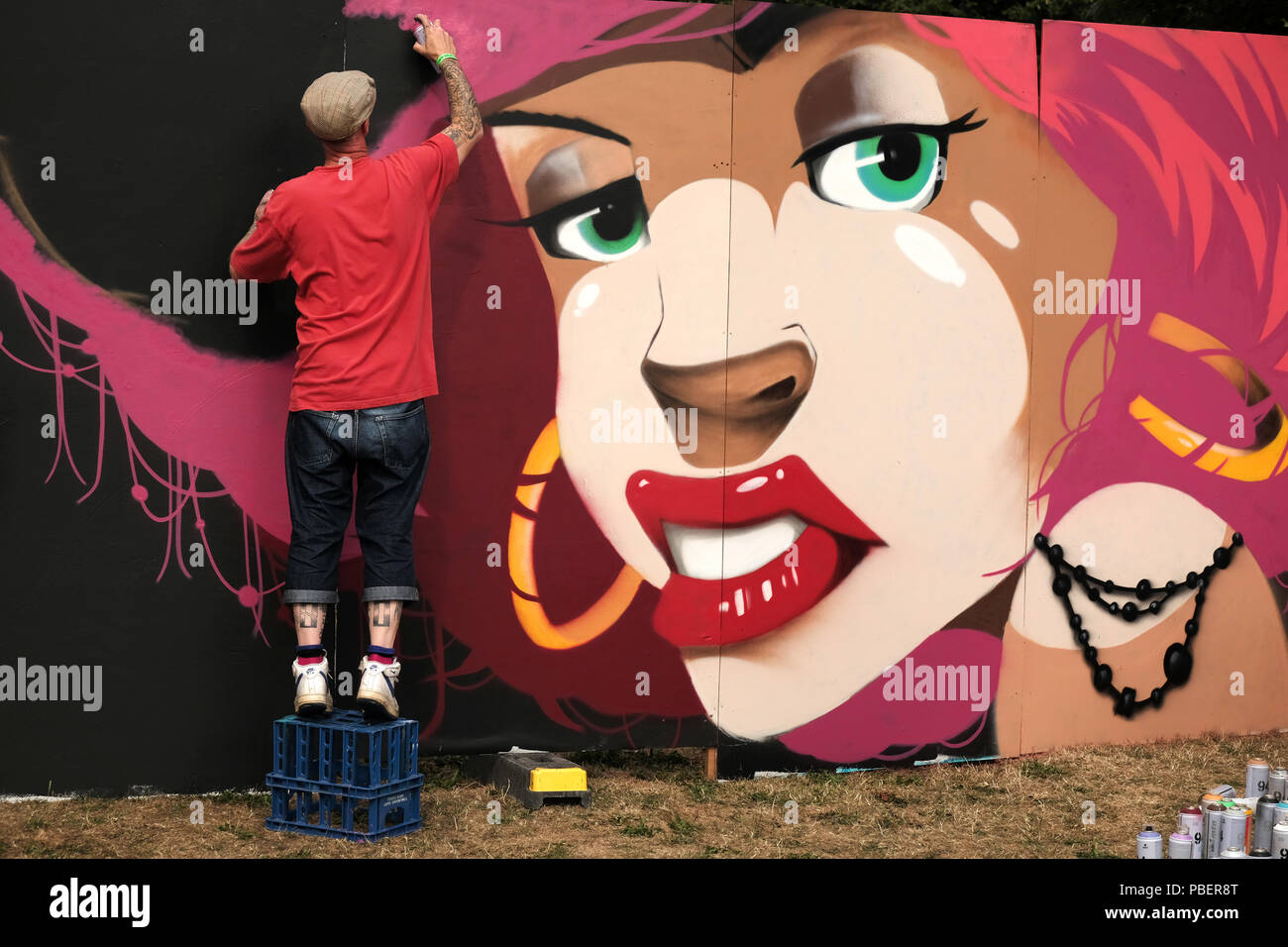 Bristol, Royaume-Uni. 28 juillet 2018. Un artiste de rue travaillant à todays Bristol Upfest. Le festival est le plus important d'Europe, gratuitement, le street art et graffiti festival. Billet d'artistes talentueux, originaires de 70 pays et à travers le Royaume-Uni pour peindre en direct sur 60 000m² de surfaces en face de 50 000 visiteurs au cours de cette semaine. Crédit : Stephen Hyde/Alamy Live News Banque D'Images