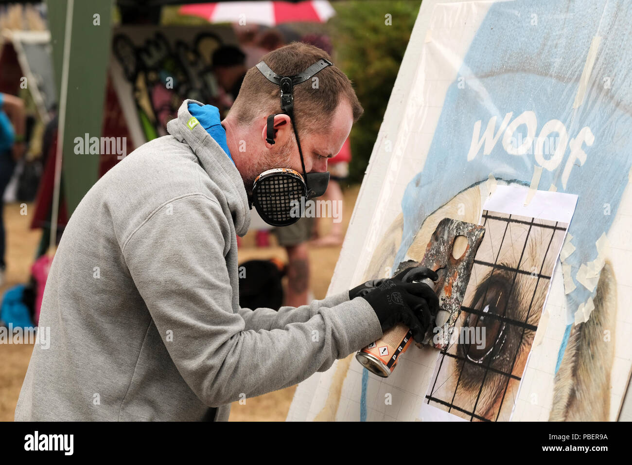 Bristol, Royaume-Uni. 28 juillet 2018. Un artiste de rue travaillant à todays Bristol Upfest. Le festival est le plus important d'Europe, gratuitement, le street art et graffiti festival. Billet d'artistes talentueux, originaires de 70 pays et à travers le Royaume-Uni pour peindre en direct sur 60 000m² de surfaces en face de 50 000 visiteurs au cours de cette semaine. Crédit : Stephen Hyde/Alamy Live News Banque D'Images