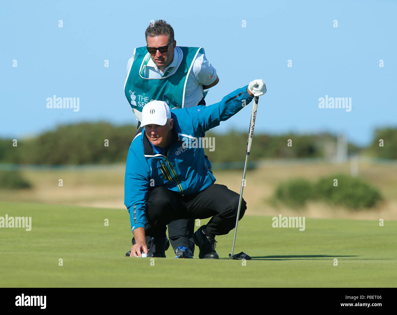 28 juillet 2018, l'Old Course à St Andrews, St Andrews, Écosse), à l'Omnium senior des championnats de golf 2018, 3ème tour ; Sandy Lyle (SCO) aligne son putt sur le 15ème green Banque D'Images