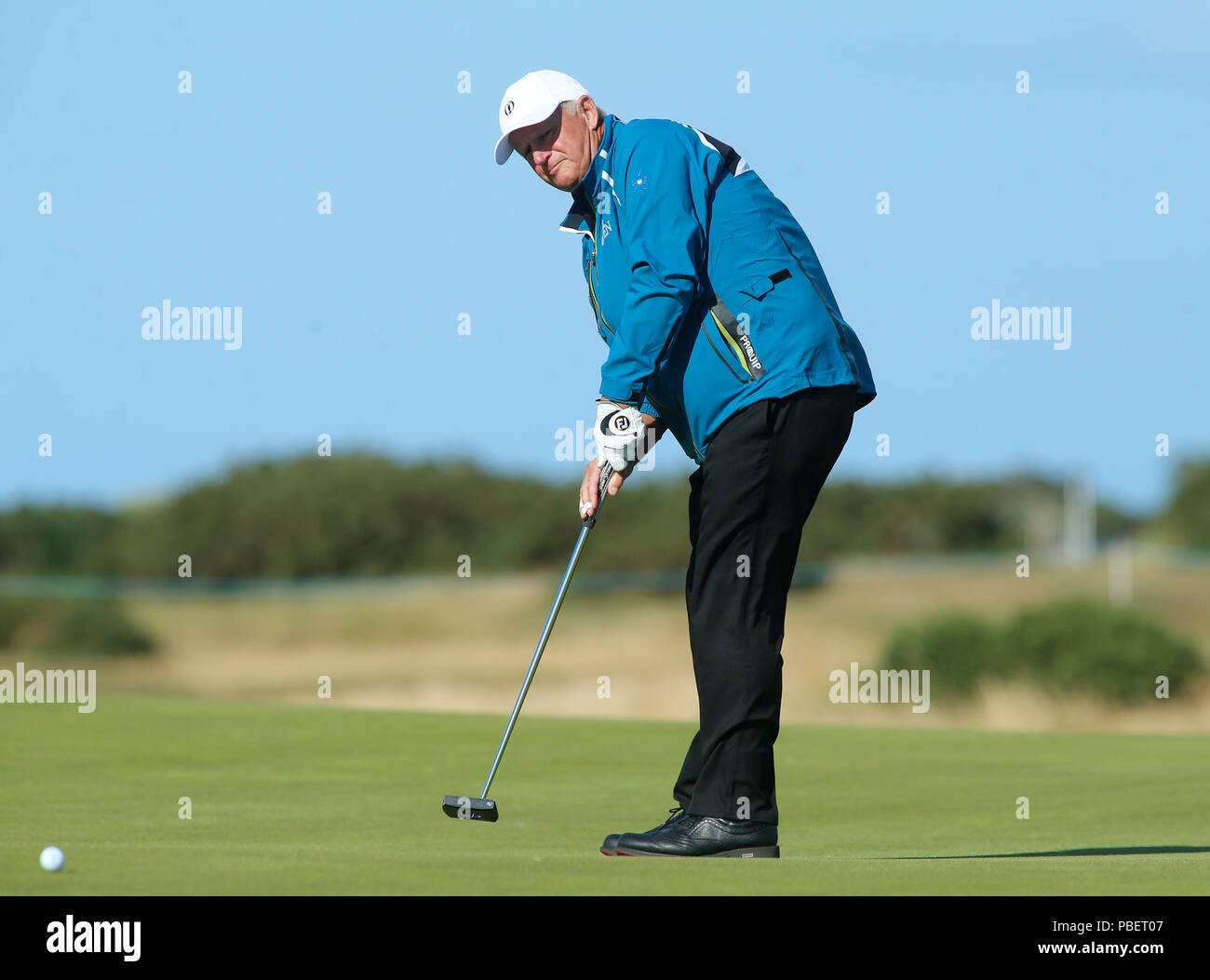 28 juillet 2018, l'Old Course à St Andrews, St Andrews, Écosse), à l'Omnium senior des championnats de golf 2018, 3ème tour ; Sandy Lyle (SCO) putts sur le 15ème green Banque D'Images
