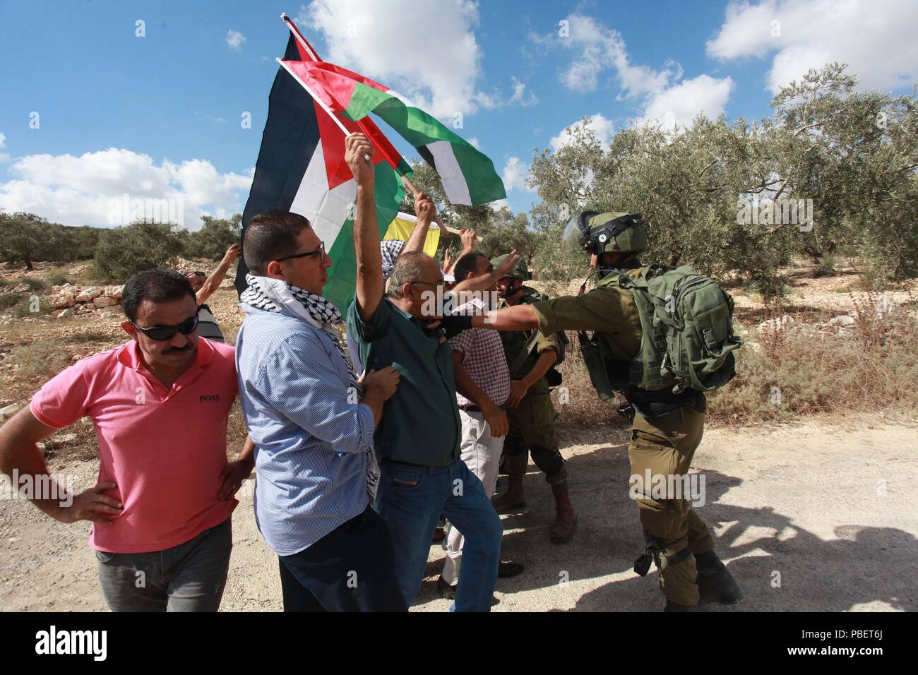 Naplouse. 28 juillet, 2018. Un soldat israélien repousse les manifestants palestiniens au cours d'une manifestation contre l'expansion des colonies juives de Kufr Qadoom village près de la ville cisjordanienne de Naplouse, le 28 juillet 2018. Credit : Nidal Eshtayeh/Xinhua/Alamy Live News Banque D'Images