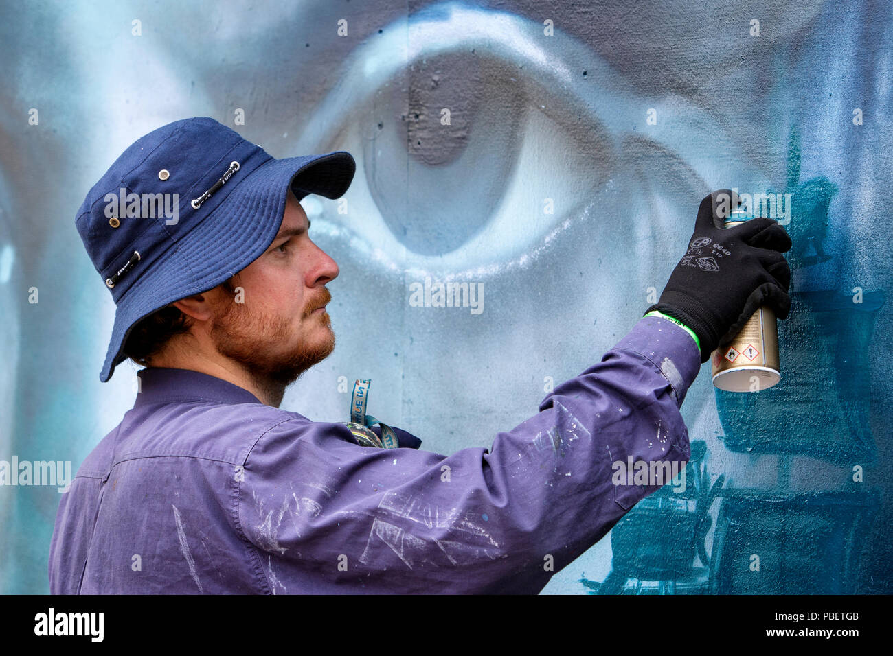 Bristol, Royaume-Uni. 28 juillet, 2018. L'artiste est représenté à la rue South Park Bedminster alors qu'il commence à créer ses œuvres pour le festival. Upfest est le plus important d'Europe gratuitement, street art & graffiti festival et est maintenant dans sa dixième année. Credit : Lynchpics/Alamy Live News Banque D'Images