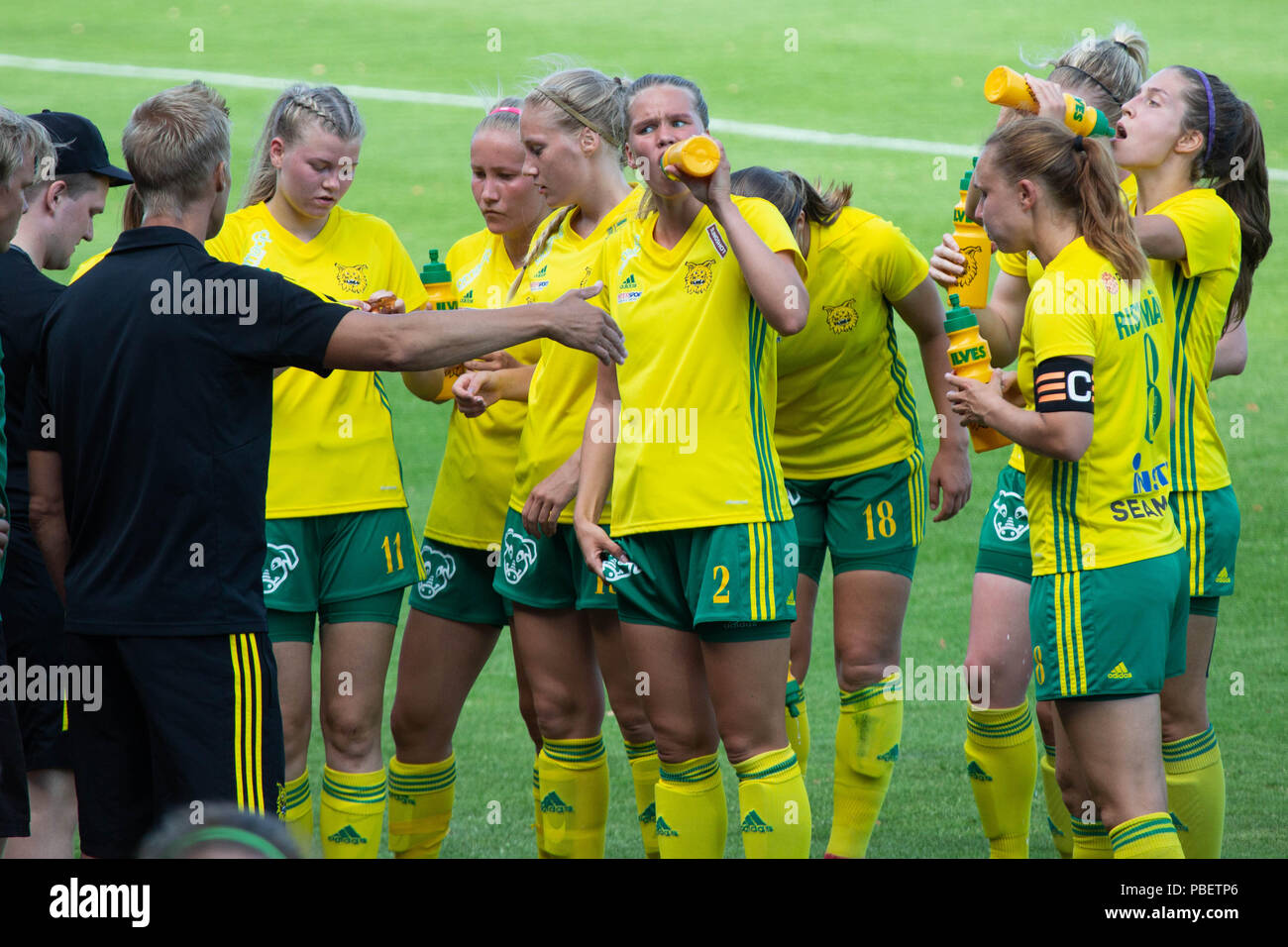 Wiklof maintenant Arena, Mariehamn, Åland, la Finlande, le 28 juillet 2018. L'archipel d'Åland l'équipe féminine principale des Îles Åland (en bleu) est revenu au sommet de la plus haute ligue des femmes en finlandais de football avec une victoire de 3-0 sur Ilves (en jaune). Sur la photo : En raison de la chaleur extrême dans la région Nordique les équipes prendre une pause boissons mi-semestre. Photo : Rob Watkins/Alamy News Banque D'Images