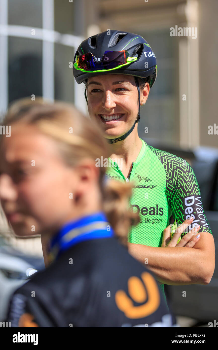 Londres, Royaume-Uni, 28 juillet 2018. Prudential RideLondon Classique. Dani Rowe (Waowdeals, Procycling GBR) s'entretient avec les jeunes fans d'avance sur RideLondon Classique - un 65km de course autour d'un circuit de 5.4km sur le Mall de finition. Rowe a remporté le sprint des pneus Continental de classification, la course a été remportée par Kirsten Wild (Wiggle-High5, NED). Banque D'Images