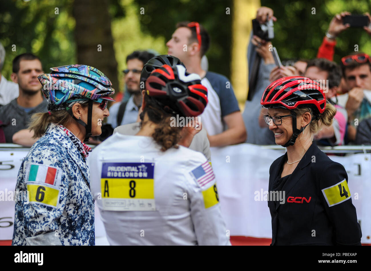 Le centre de Londres, Royaume-Uni, le 28 juillet 2018. Emma Pooley (R) sur le Mall au cours de la finale du Championnat du Monde de Brompton, partie de la Prudential RideLondon Festival de week-end à vélo. Cette unique et très agréable événement prend la forme d'un style Le Mans commencent comme 500 + intelligemment habillé concurrents faites une course folle à déplier leurs vélos avant de rouler sur le célèbre circuit tour huit autour de St JamesÕ Park. @ David Partridge / Alamy Live News Banque D'Images