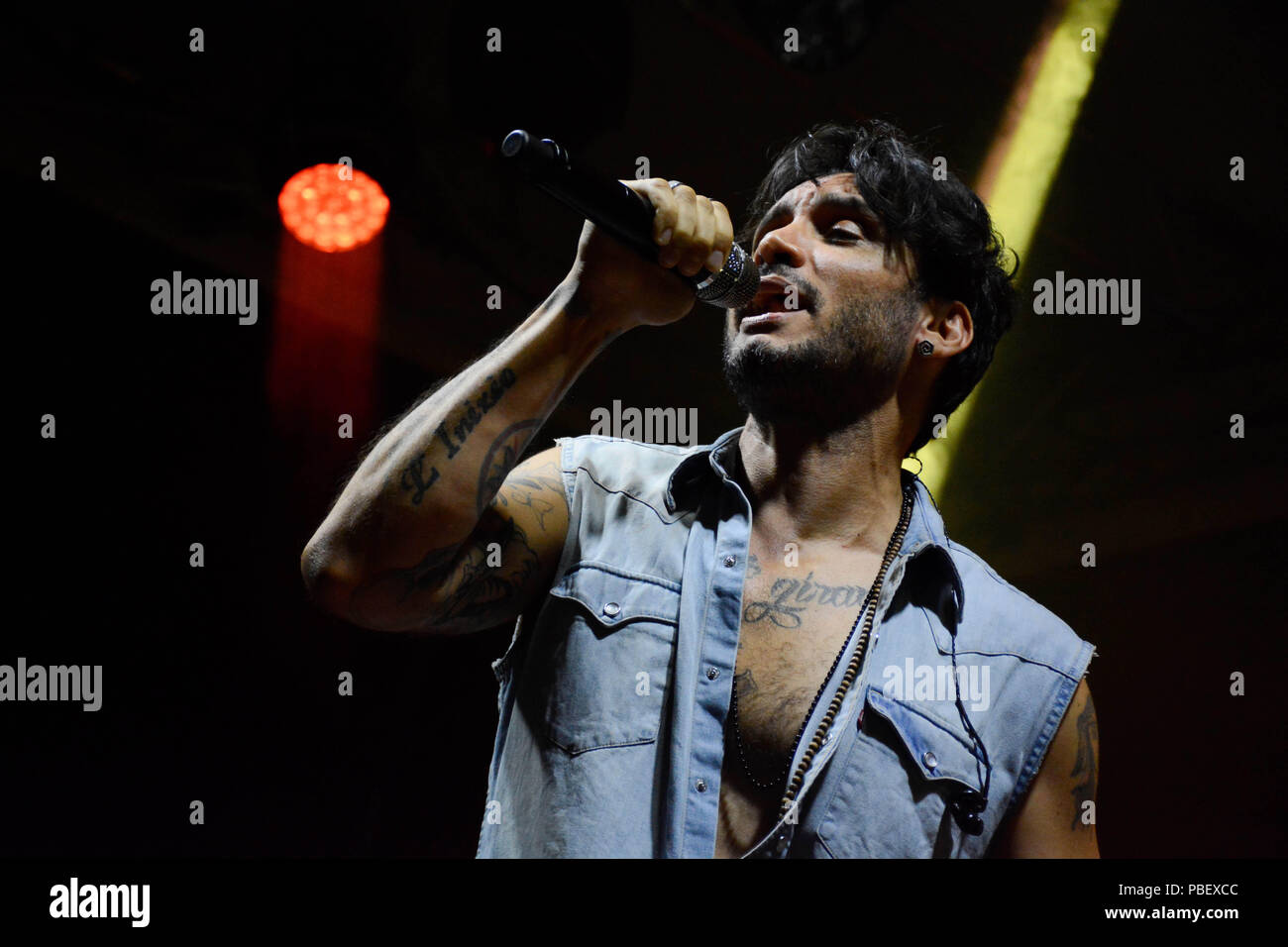 Naples, Italie. 28 juillet, 2018. Le chanteur et auteur-compositeur italien Fabrizio Moro, gagnant du dernier Festival de San Remo 2018, en live sur scène à Arenile di Bagnoli à Naples, Italie pour son concert 'Tour 2018'. Credit : Mariano Montella/Alamy Live News Banque D'Images