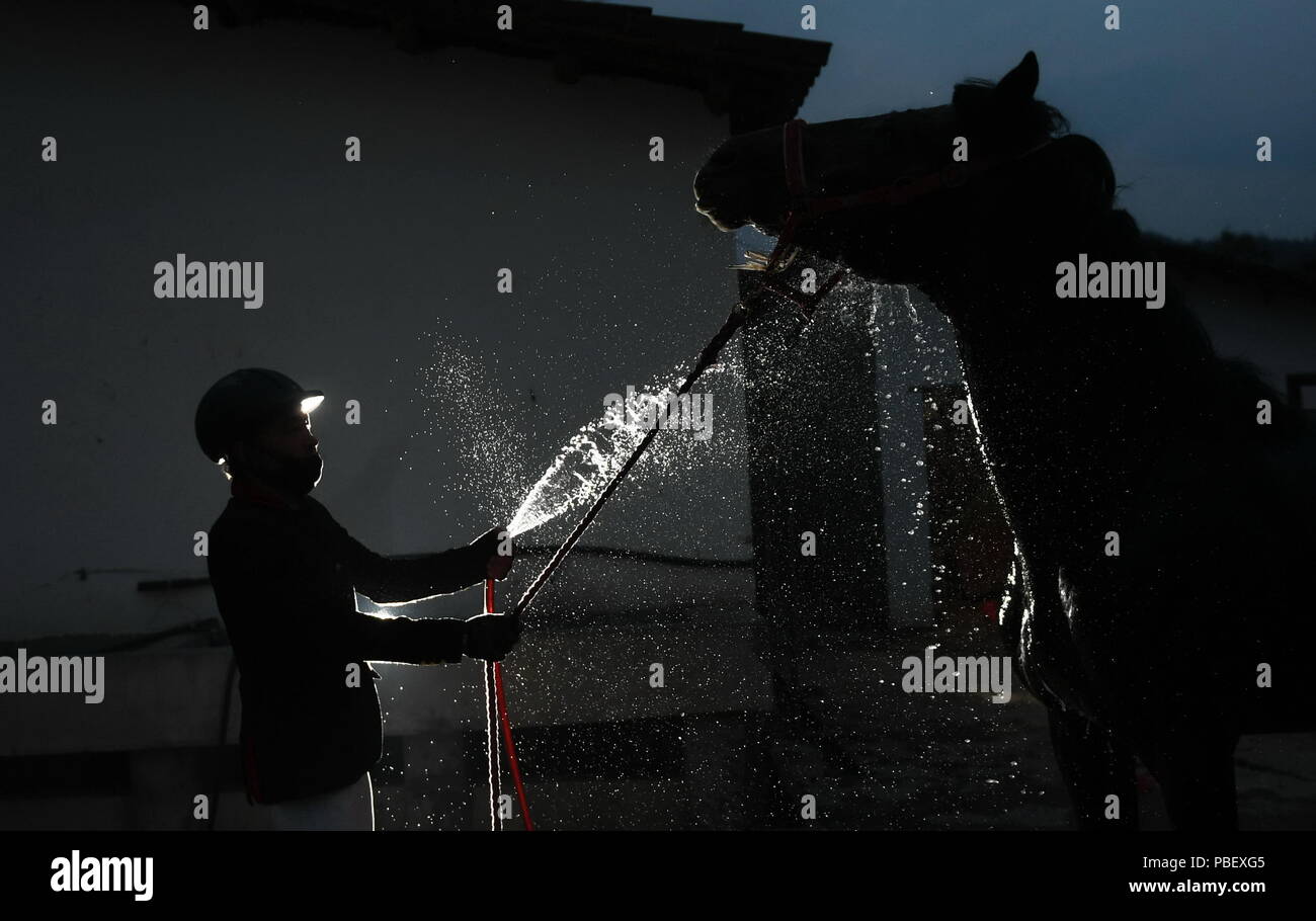 Beijing, Chine, province de Jiangxi. 14Th Mar, 2018. Un étudiant de Soleil Riding School se lave un cheval après une session de formation dans le Xian de de Fuzhou, Chine de l'est la province de Jiangxi, du 14 mars 2018. Credit : Zhou Mi/Xinhua/Alamy Live News Banque D'Images Beijing, Chine, province de Jiangxi. 14Th Mar, 2018. Un étudiant de Soleil Riding School se lave un cheval après une session de formation dans le Xian de de Fuzhou, Chine de l'est la province de Jiangxi, du 14 mars 2018. Credit : Zhou Mi/Xinhua/Alamy Live News Banque D'Images