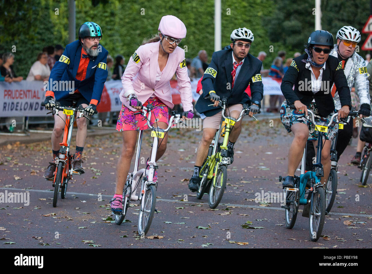 Londres, Royaume-Uni. 28 juillet, 2018. Plus de 500 coureurs intelligemment habillé Brompton concurrence sur le 13ème anniversaire du Championnat du Monde de Brompton au final jusqu'à 8 tours autour de St James's Park. C'est la quatrième année consécutive que la course avait présenté en tant que partie de la Prudential RideLondon événement. Credit : Mark Kerrison/Alamy Live News Banque D'Images