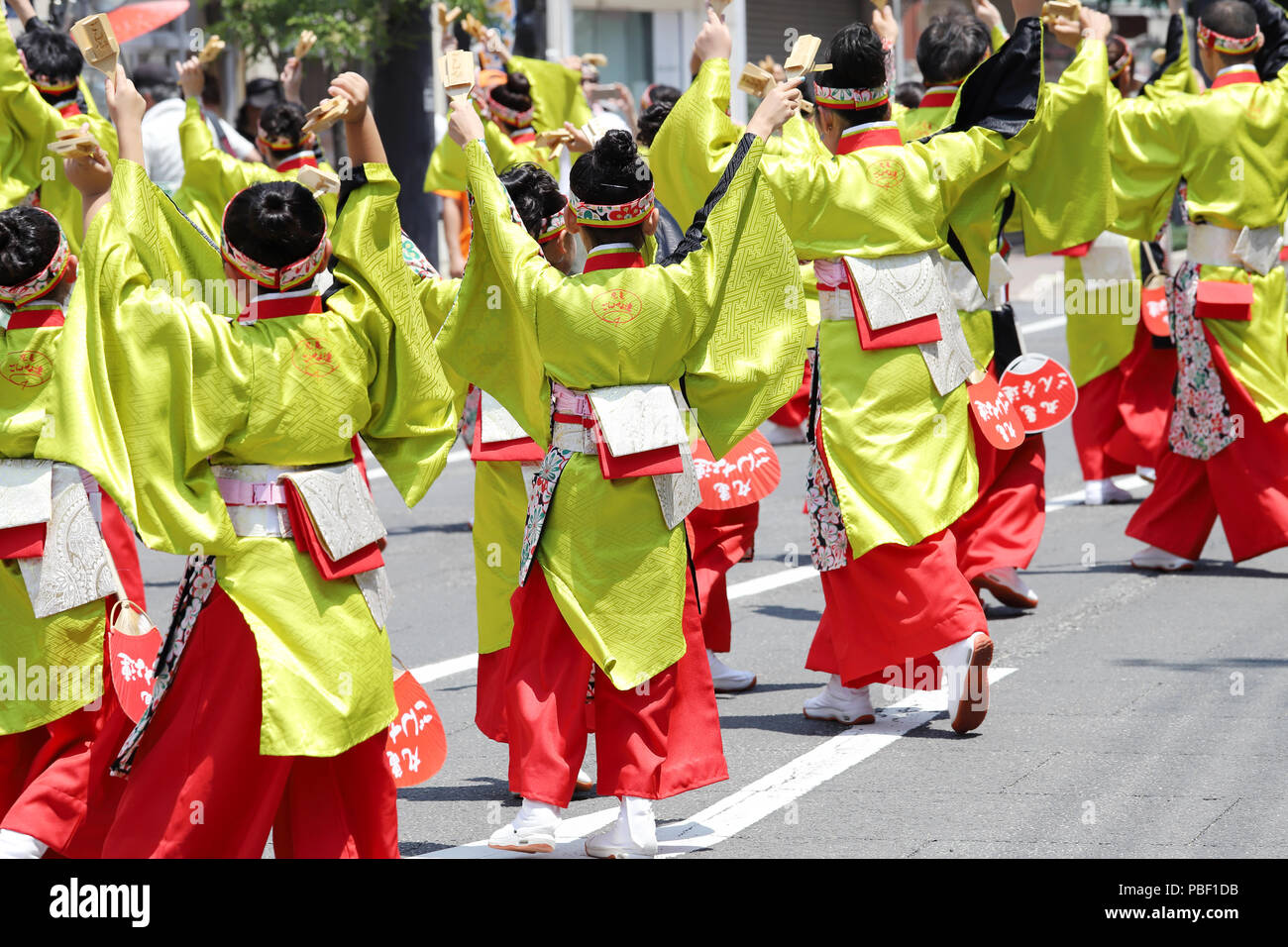 Les artistes japonais danser dans le fameux Yosakoi, annuel événement public gratuit. C'est un style unique de Yosakoi de danse japonaise Banque D'Images