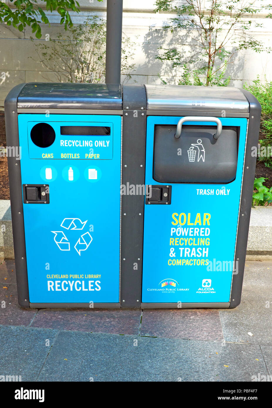 Compacteur de déchets et de recyclage à énergie solaire à l'extérieur de la bibliothèque publique de Cleveland dans le centre-ville de Cleveland, Ohio, États-Unis. Banque D'Images