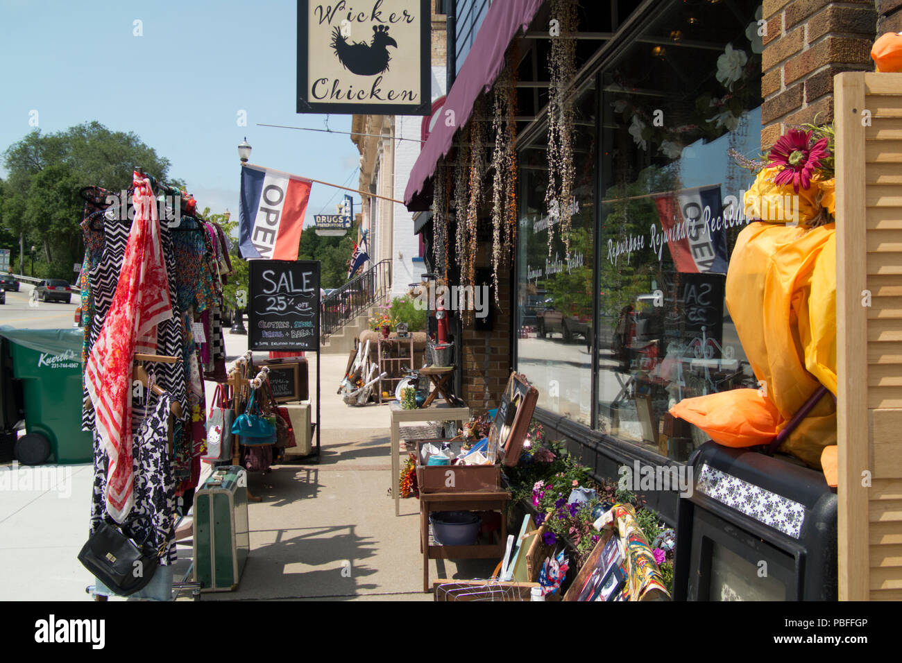 Vente-trottoir au centre-ville d'Mongague, au Michigan. Banque D'Images